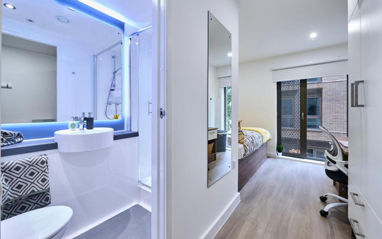 Apartment For Students Only Ensuite Bedrooms With Shared Kitchen At The Oaks In *